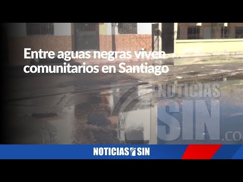 Entre aguas negras viven comunitarios de un barrio en Santiago