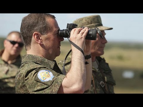 Vladimir Putin cria cargo à medida de Medvedev