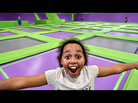 CRAZY TRAMPOLINE PARK CHALLENGE! Toys AndMe Family Fun video - UC6sSkkemzPjmrzS0Y0V_2zw