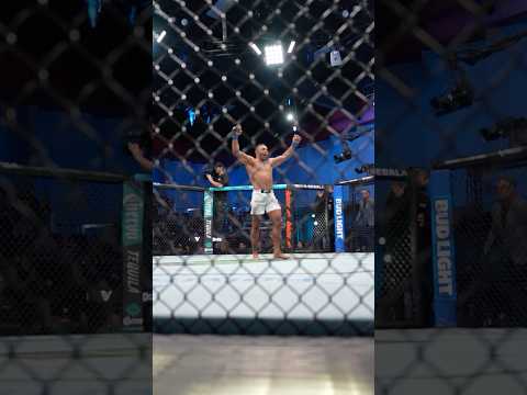 Do lado do Octógono, veja o nocaute de Manoel "Manumito" Sousa no #UFCVegas114!