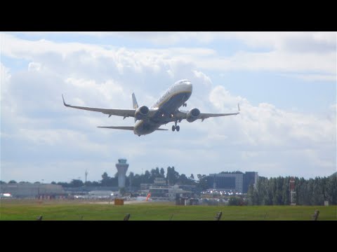 Ryanair 737-800 takeoff from Birmingham Airport - 20/08/22