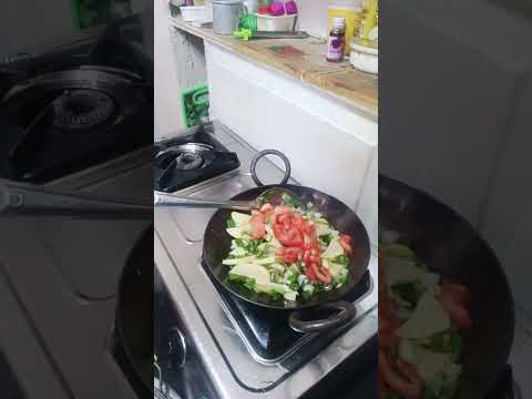 हरि पेयाज और आलू की रेसिपी 🧅🥔#comment #howtomakewhitesaucepasta