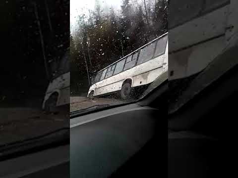 В Сыктывкаре съехал в кювет пассажирский автобус