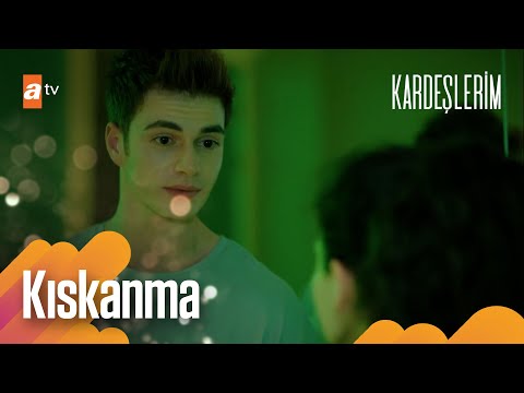 Aybike, Berk'i çok kıskandı!😒 - Kardeşlerim Arşiv Sahneler🎬