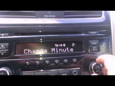 Come regolare l'orologio della radio sui veicoli Nissan
