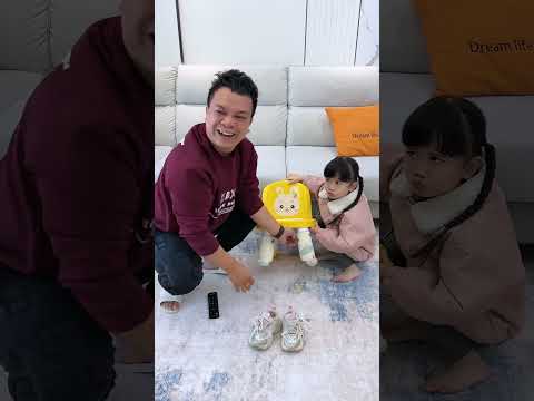 看的那麼入迷，幫閨女穿鞋也能穿錯😂#爸爸帶娃