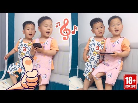 【超萌双胞胎】兄弟俩给大家表演一曲，！妈妈精准吐槽：基本告别演艺生涯！
