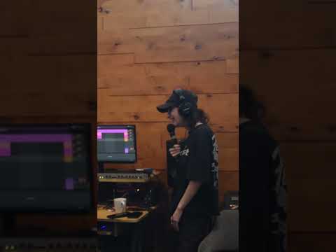 Retamos a @pauypaulamusic a grabar su collab en 2hrs y se cumplió!!! 🏆⚡️.Making Off: “Frecuencia”