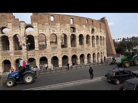 Un corteo di trattori al Colosseo: la protesta degli agricoltori arriva a Roma