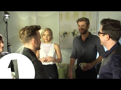 Jennifer Lawrence meets Olly Murs. He awkwardly "flirts" *CRINGE* - UC-FQUIVQ-bZiefzBiQAa8Fw