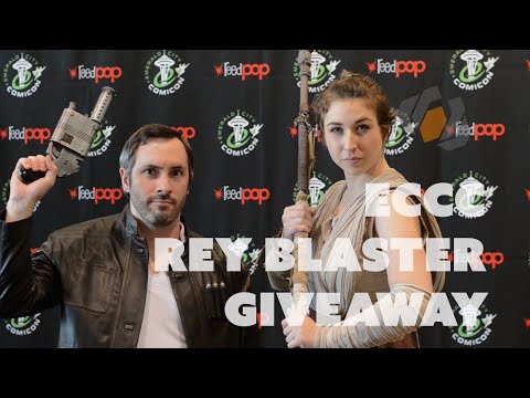 Han Solo gives out Blasters to Rey Cosplayers at ECCC 2016 - UC27YZdcPTZM24PgjztxanEQ