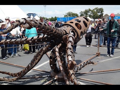 Watch the mesmerizing undulations of a giant mechanical squid - UChtY6O8Ahw2cz05PS2GhUbg