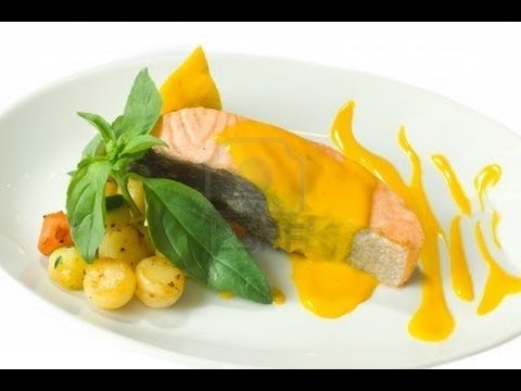 Salmón con salsa de mango y papaya con puré de papa con cilantro - UClIHawzMOBFQc1QZu2XYuoQ