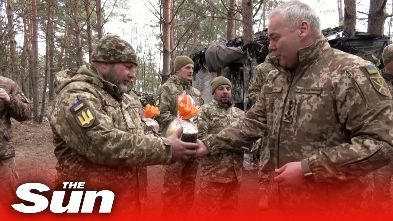 Ukrainian troops near Belarus border celebrate Easter with traditional bread