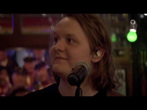 Lewis Capaldi - Fade (Inas Nacht - 2018-06-09) - UCCzzBUkTlOj5ZXAR4y3X6YA