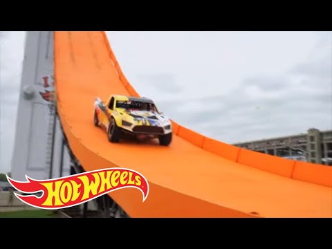Team Hot Wheels: Tanner Foust's Reaction to His World Record-Breaking Jump | Hot Wheels - UClbYzBq_iCnk4Vg4HF1MhfQ