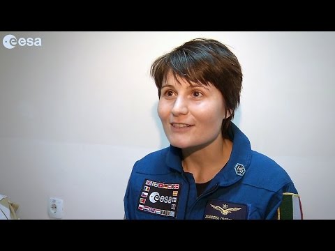 Interview with Samantha after landing - UCIBaDdAbGlFDeS33shmlD0A