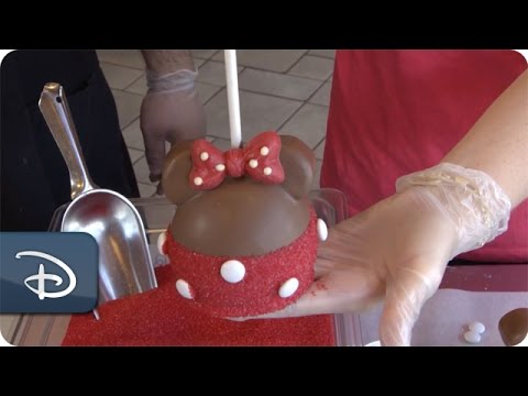 DIY: How-To Make a Minnie Mouse Apple at Candy Cauldron | Walt Disney World - UC1xwwLwm6WSMbUn_Tp597hQ