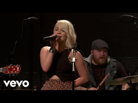 RaeLynn - God Made Girls - Vevo dscvr (Live) - UC2pmfLm7iq6Ov1UwYrWYkZA