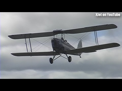 A Tiger Moth flies by at the SWMAC in Tokoroa - UCQ2sg7vS7JkxKwtZuFZzn-g