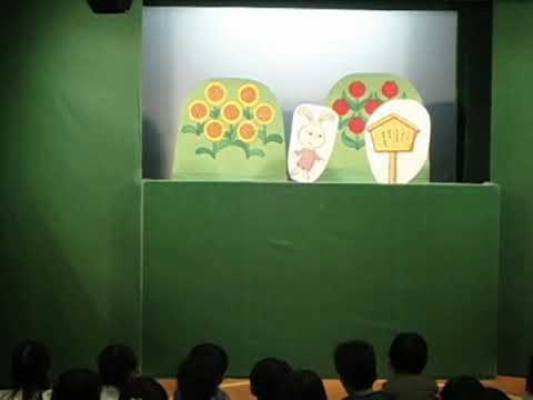 2才児クラス、プレイルーム合同観劇会「人形劇団ひとみ座」の様子