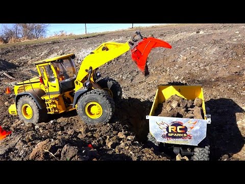 RC ADVENTURES - BiG RED BUCKET RESCUE at the RC construction site - UCxcjVHL-2o3D6Q9esu05a1Q