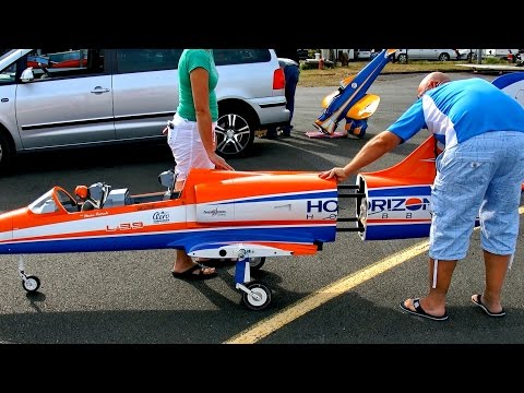 HUGE RC L-39 ALBATROS TURBINE MODEL JET FLIGHT DEMONSTRATION / United-RC-Flights Bayreuth 2016 - UCH6AYUbtonG7OTskda1_slQ