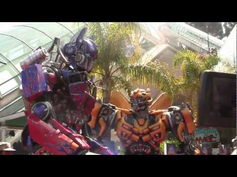 Optimus Prime & Bumblebee as vehicles and robots at Transformers: The Ride 3D grand opening - UCYdNtGaJkrtn04tmsmRrWlw