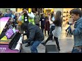 Boogie-woogie au piano dans un centre commercial