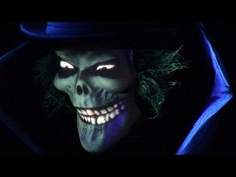 Hatbox Ghost Ultimate Low Light with Doom Buggy Stopped, Super Close Up, Haunted Mansion, Disneyland - UCe-gHr2O_LP7t0YJYHZQZlg