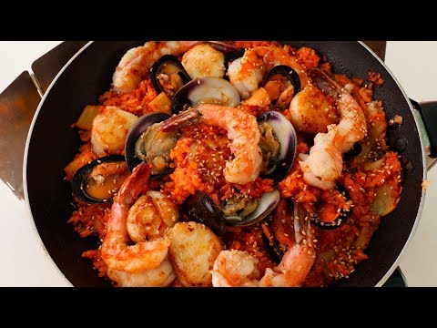 Kimchi Fried Rice with Seafood (Haemul kimchi bokkeumbap: 해물김치볶음밥) - UC8gFadPgK2r1ndqLI04Xvvw