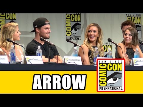 Arrow Comic Con Panel - Stephen Amell, Emily Bett Rickards, Katie Cassidy, Willa Holland - UCS5C4dC1Vc3EzgeDO-Wu3Mg