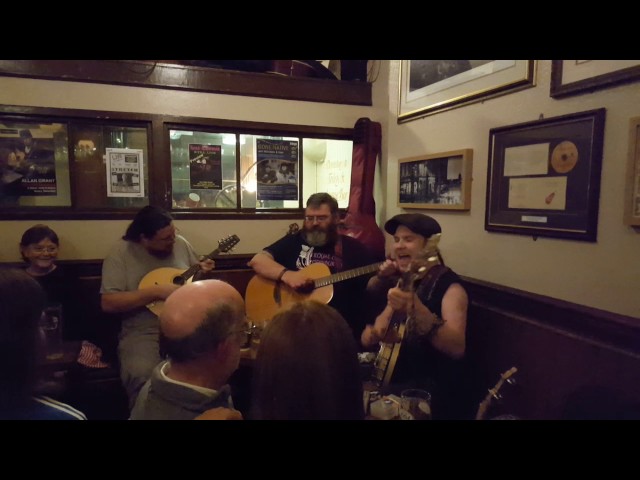 Scottish Folk Music Pub in Edinburgh