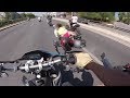 Un couple en maillot de bain chute à moto