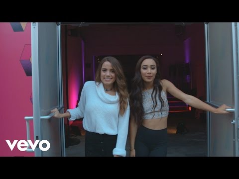 Vevo - Eva and Tess Hang Out at The Year In Vevo - UC2pmfLm7iq6Ov1UwYrWYkZA