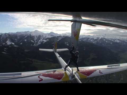 Skydiver moves between gliders in mid-air!  Red Bull Akte Blanix 2 - UCblfuW_4rakIf2h6aqANefA