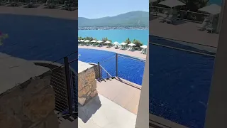 Drumul din cameră până la plajă la Titanic Luxury Collection Bodrum.