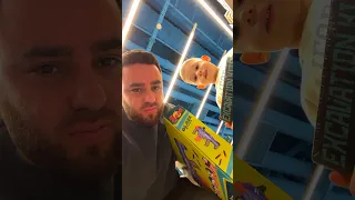 Tatăl cu fiul în magazinul cu jucării 😅