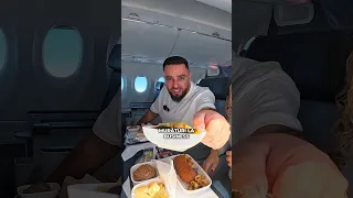 AMC mănânci gogonele la Business Class pe zborul spre Paris.